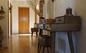 Großzügige Wohnung mit Terrasse und Gartenzugang.